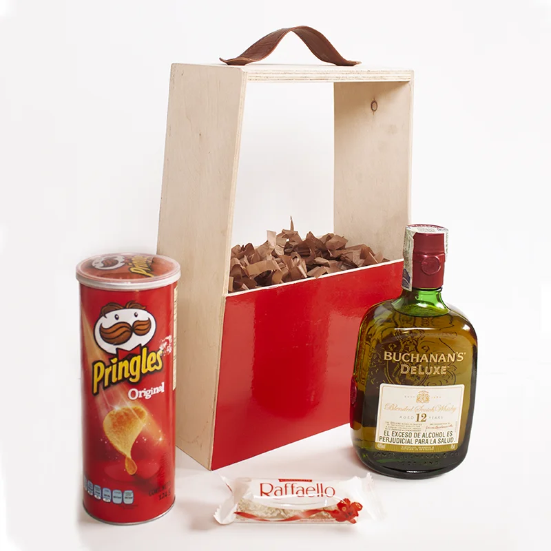 Caja con Whisky Buchanans, papas Pringles y chocolates.